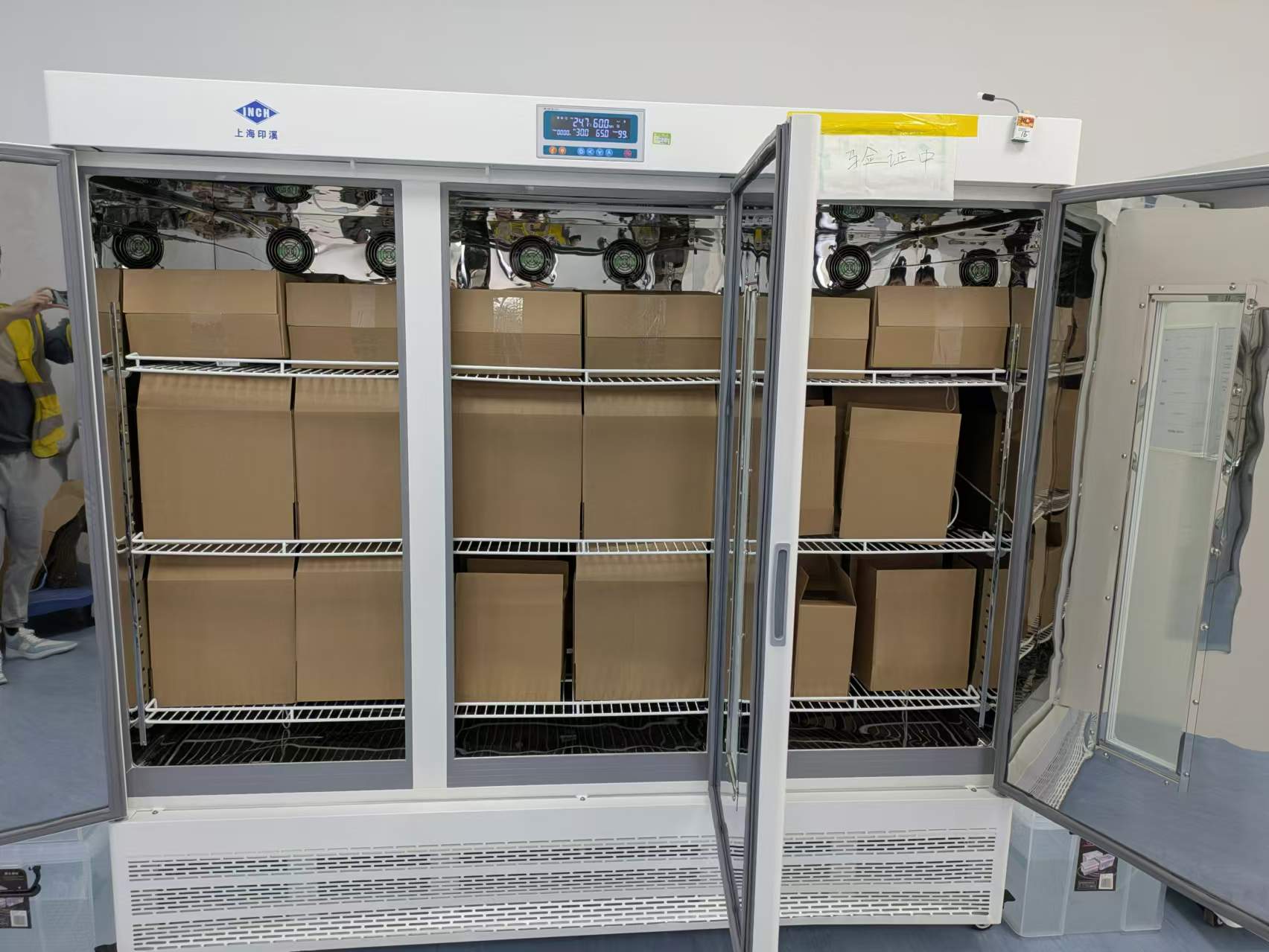 杭州中美华东制药有限公司多次购买我司1500L稳定性试验箱并委托第三方布点15温度点和15湿度点验证通过